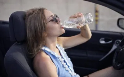 În 2 zile la 80°C, apa din PET uitată în mașină poate trece de pragul de antimoniu, iar căldura accelerează și bacteriile