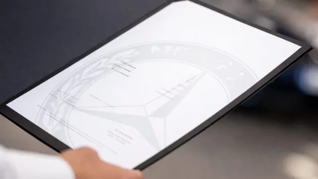 Mercedes-Benz oferă certificat de naștere pentru mașinile din 1986 încoace și crește valoarea unui