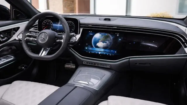 Șoferii care s-au săturat de meniuri tactile au acum un aliat chiar la vârful Mercedes