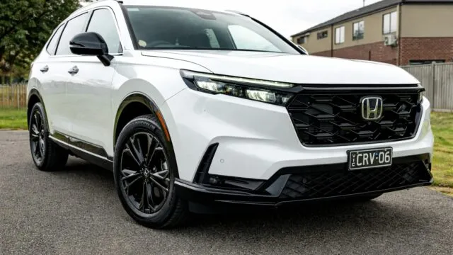 Are sens un SUV hibrid cu 5,7 l/100 km dacă păstrează un interior vechi?