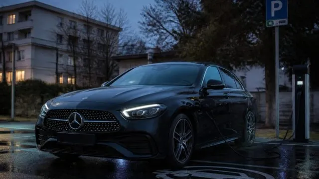 Mercedes-Benz Clasa C facelift primește motoare Euro 7 și o autonomie electrică de 100 km
