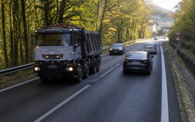 Șoferii de TIR prinși pe sectorul restricționat dintre Călimănești și Câineni au primit 79 de amenzi