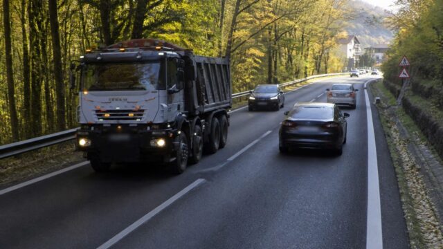Șoferii de TIR prinși pe sectorul restricționat dintre Călimănești și Câineni au primit 79 de amenzi