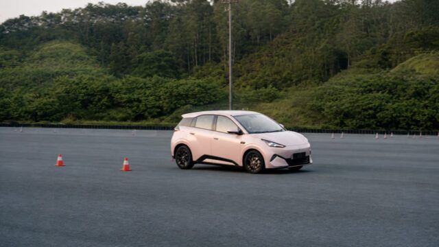 BYD Seagull, de 9.900 de dolari în China, rămâne pe bandă după explozia unei anvelope la 140 km/h în testul mărcii