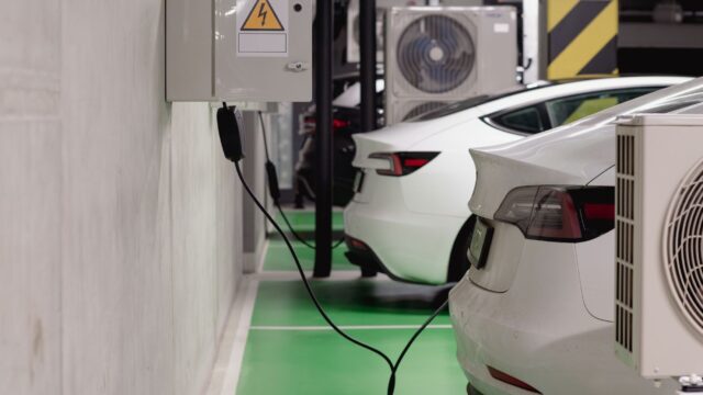 Încărcarea electrică în România explicată prin AC și DC. Ce reguli de plată au punctele noi de minimum 50 kW