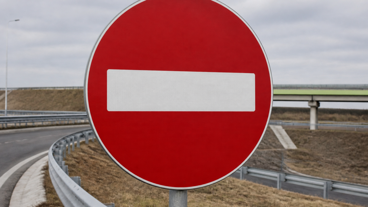 Pe A1 și A11 au fost puse indicatoare în plus. Cine intră pe contrasens riscă amendă și suspendarea permisului 1 Pe A1 și A11 au fost puse indicatoare în plus. Cine intră pe contrasens riscă amendă și suspendarea permisului