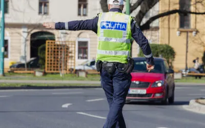 Depășirea vitezei poate aduce 90 de zile fără permis. Ce limite se aplică și cum se conduce pe carosabil umed