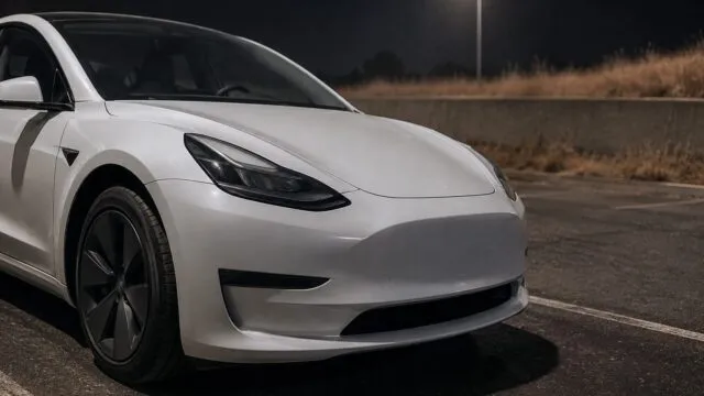 Slovacia permite conducerea asistată Tesla, dar în România funcția rămâne blocată