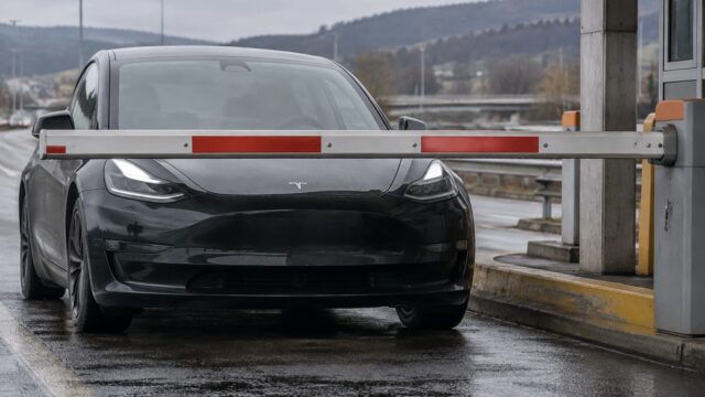 Tesla primește undă verde în Letonia pentru TAD, dar un test a cerut frânare manuală la o barieră 6 Tesla primește undă verde în Letonia pentru TAD, dar un test a cerut frânare manuală la o barieră